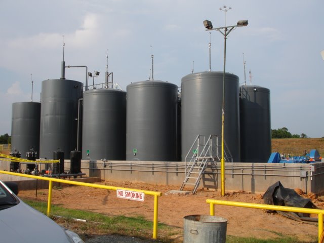 多針型避雷針安裝在工廠的桶槽儲油灌及設備上